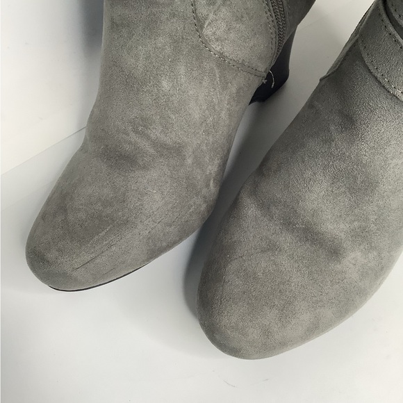 Kohl’s SO Below Knee, Gray Wedge Heeled Boots with Silver Buckle Detail … - Picture 4 of 9